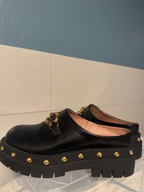 NEW Circus by Sam Edelman Black faux Leather Studded Lug Mules with Gold Chain